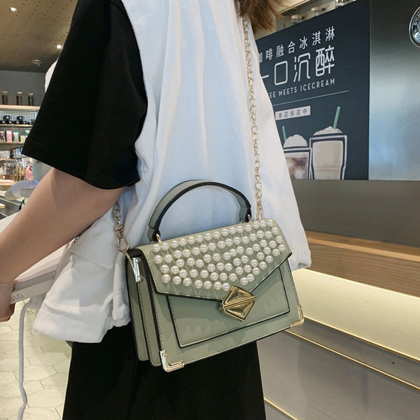 Modern női műbőr négy színben, dekorgyöngyökkel és fém rögzítéssel