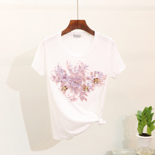 Μοντέρνο γυναικείο σετ - τζιν α και μπλουζάκι με τρισδιάστατο στοιχείο