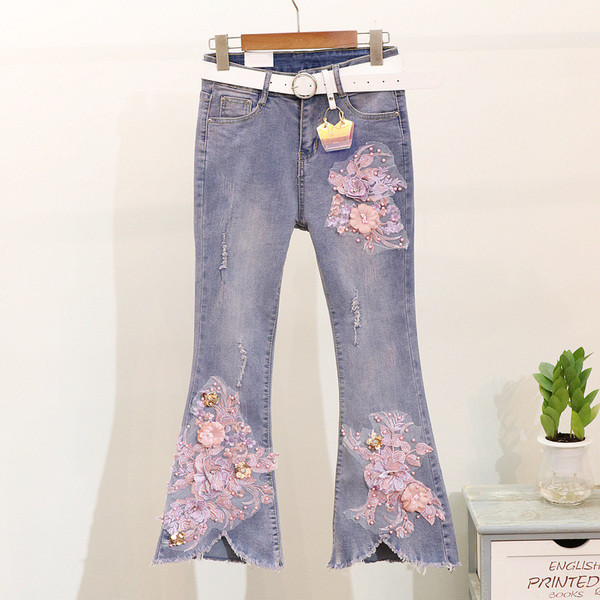 Μοντέρνο γυναικείο σετ - τζιν α και μπλουζάκι με τρισδιάστατο στοιχείο