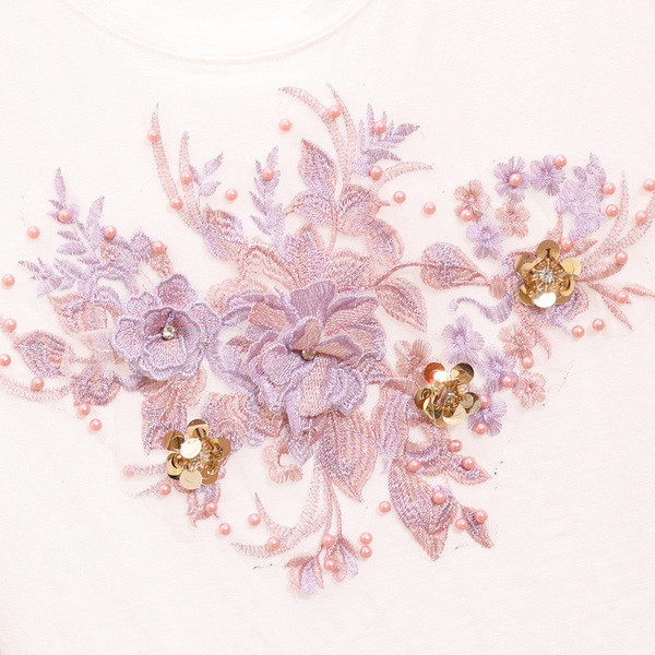 Μοντέρνο γυναικείο σετ - τζιν α και μπλουζάκι με τρισδιάστατο στοιχείο