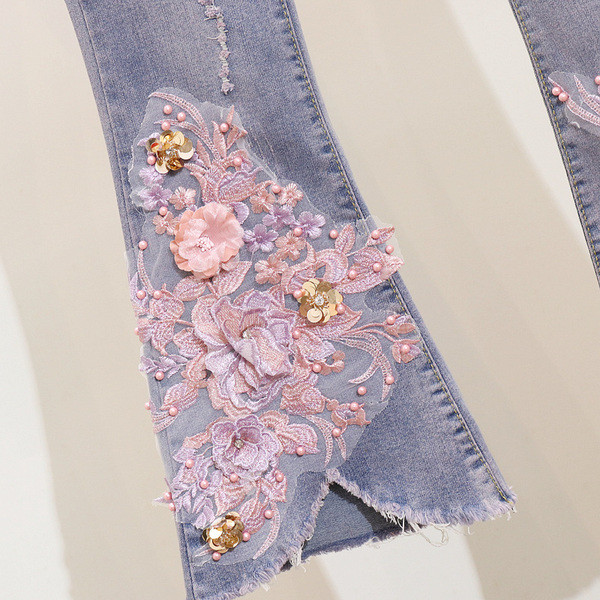 Μοντέρνο γυναικείο σετ - τζιν α και μπλουζάκι με τρισδιάστατο στοιχείο