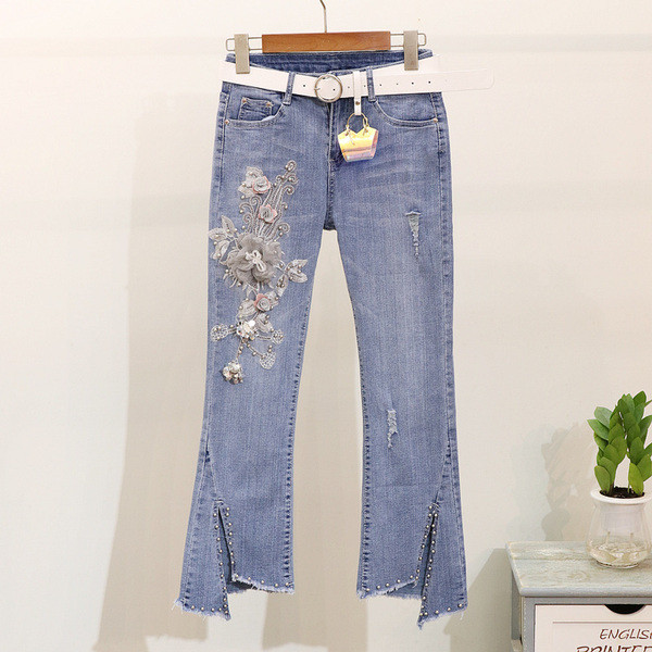 Μοντέρνα γυναικεία φόρμα  με τρισδιάστατο στοιχείο