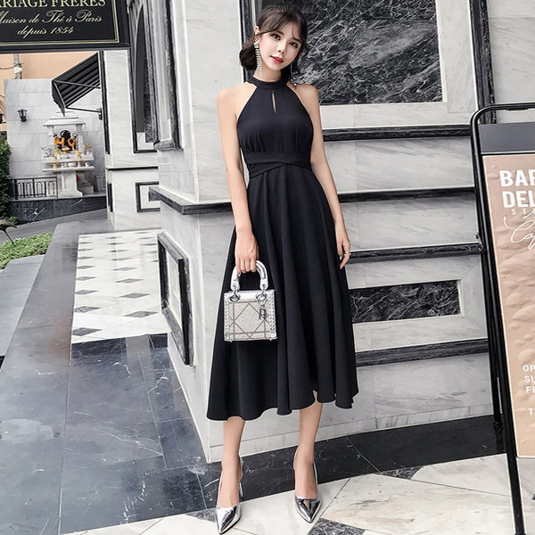 Stílusos női ruha csupasz vállakkal, fekete színben