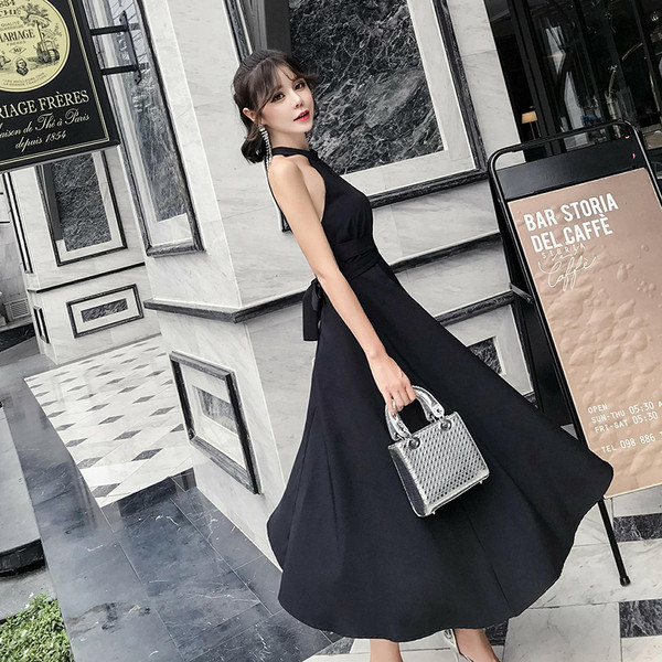 Stílusos női ruha csupasz vállakkal, fekete színben