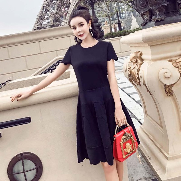 Modern női ruha O-nyakú fekete színben