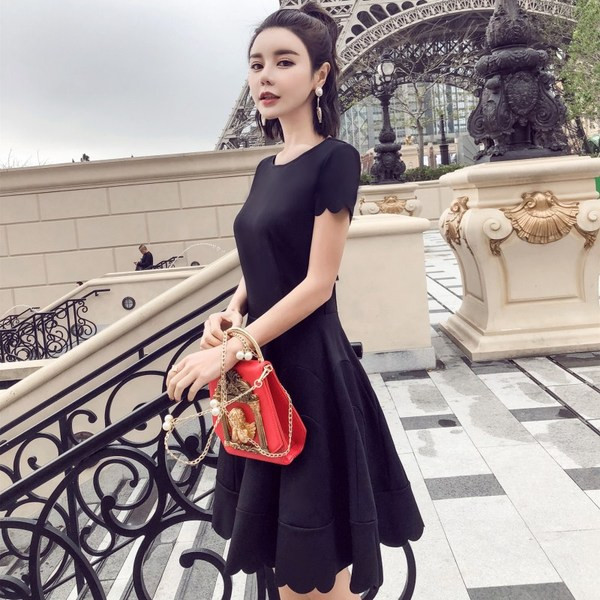 Modern női ruha O-nyakú fekete színben