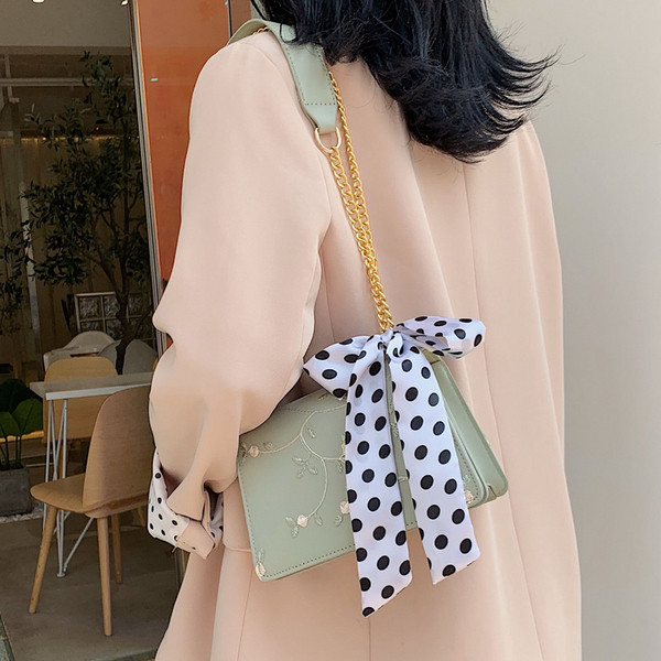 Geanta de dama eleganta cu broderie din piele ecologica in patru culori