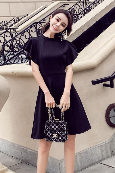 Μοντέρνο γυναικείο  κοντό φόρεμα με μανίκι σε μαύρο χρώμα