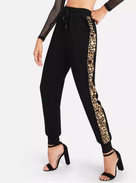 Sport és alkalmi női nadrág fekete színben, leopárd szegéllyel