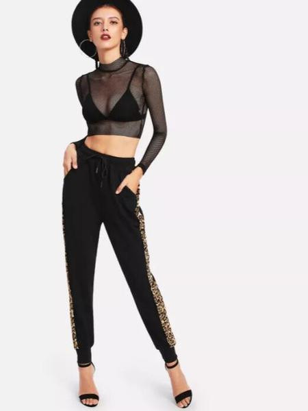 Sport és alkalmi női nadrág fekete színben, leopárd szegéllyel