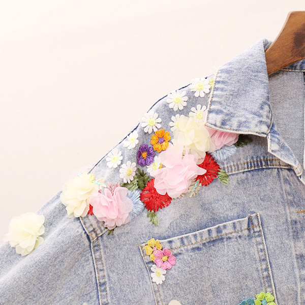 Ново дамско дънково яке с 3D-елемент в светъл цвят 