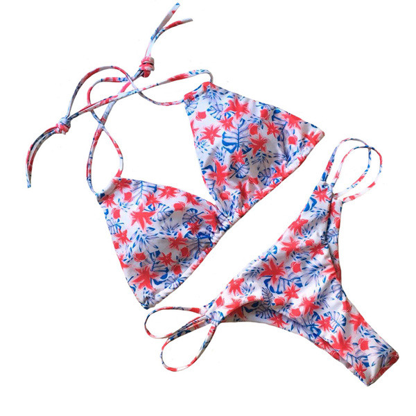 Modern kétrészes fürdőruha fehér színben, virágokkal