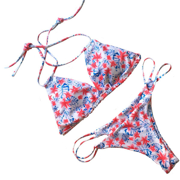 Modern kétrészes fürdőruha fehér színben, virágokkal