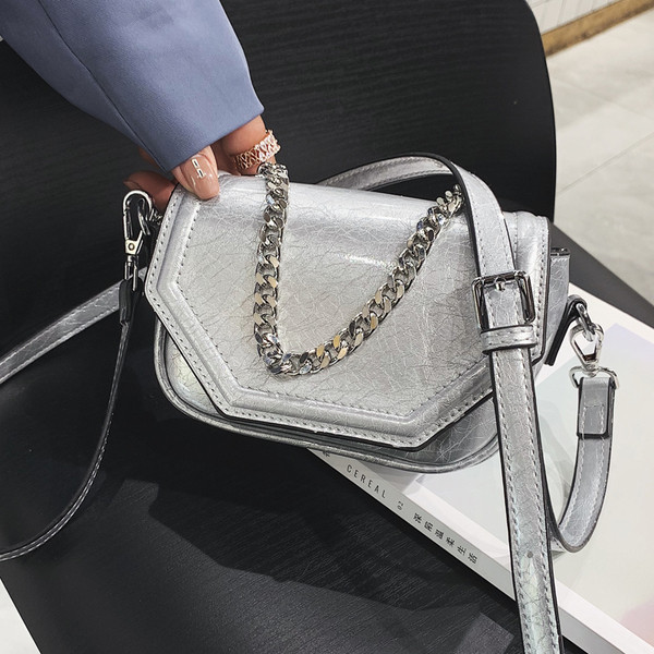 Geanta eleganta din piele lacuita in patru culori, cu manere scurte si lungi