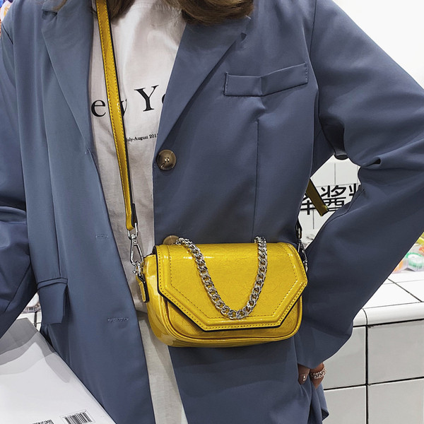 Geanta eleganta din piele lacuita in patru culori, cu manere scurte si lungi