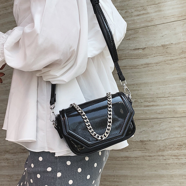 Geanta eleganta din piele lacuita in patru culori, cu manere scurte si lungi