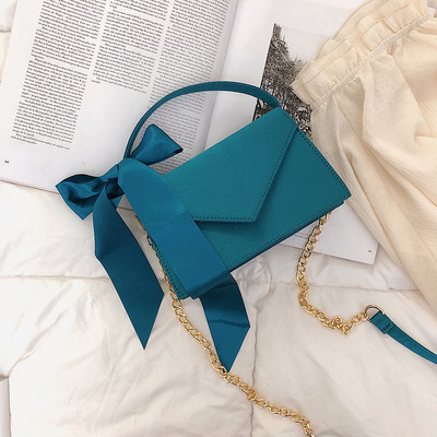 Κομψή γυναικεία τσάντα με κορδέλα σε έξι χρώματα και μεγάλη μεταλλική αλυσίδα