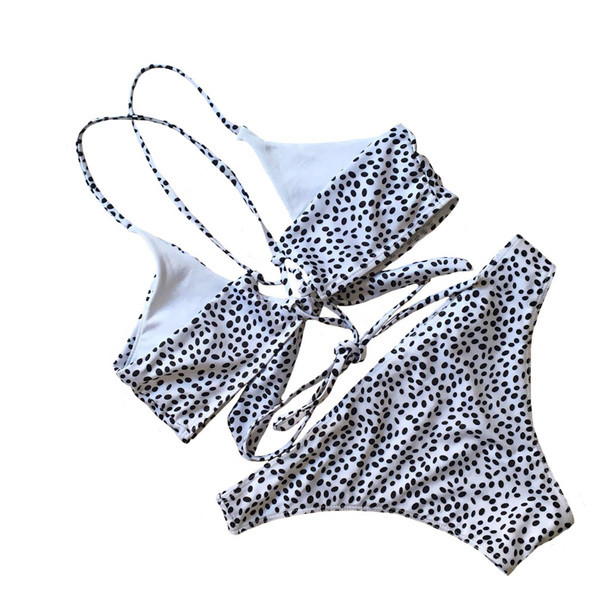 Modern kétrészes fürdőruha vékony pántokkal