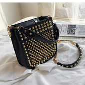 Μοντέρνα γυναικεία έκο δερμάτινη τσάντα σε τέσσερα χρώματα με μεταλλικά τρουξ