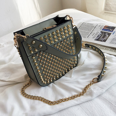 Μοντέρνα γυναικεία έκο δερμάτινη τσάντα σε τέσσερα χρώματα με μεταλλικά τρουξ