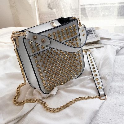 Μοντέρνα γυναικεία έκο δερμάτινη τσάντα σε τέσσερα χρώματα με μεταλλικά τρουξ