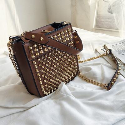 Μοντέρνα γυναικεία έκο δερμάτινη τσάντα σε τέσσερα χρώματα με μεταλλικά τρουξ