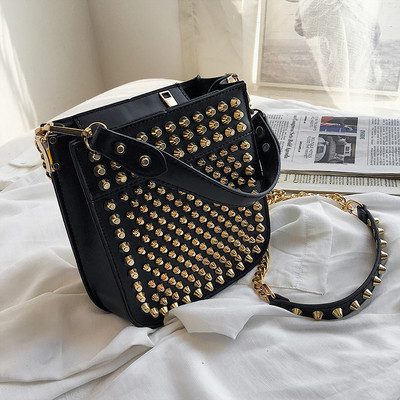 Μοντέρνα γυναικεία έκο δερμάτινη τσάντα σε τέσσερα χρώματα με μεταλλικά τρουξ