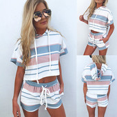 Set casual pentru femei, care include un tricou cu glugă și pantaloni scurți