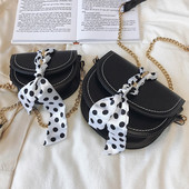 Öt színben, ökológiai bőrből készült stílusos női táska fémlánccal két méretben