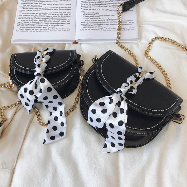 Öt színben, ökológiai bőrből készült stílusos női táska fémlánccal két méretben