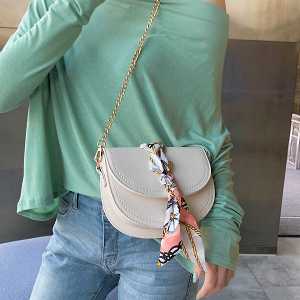 Öt színben, ökológiai bőrből készült stílusos női táska fémlánccal két méretben