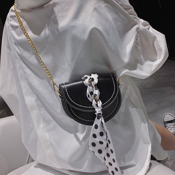 Öt színben, ökológiai bőrből készült stílusos női táska fémlánccal két méretben