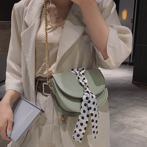 Öt színben, ökológiai bőrből készült stílusos női táska fémlánccal két méretben