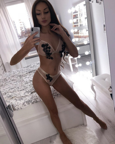 Κομψό σετ γυναικεία εσωρούχα   με δαντέλα σε μπεζ και λευκό χρώμα