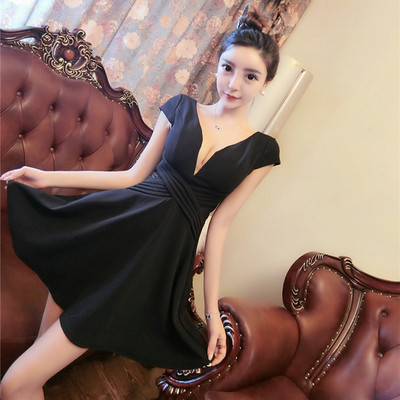 Rochie modernă de damă cu un decolteu adânc în alb, negru și roșu