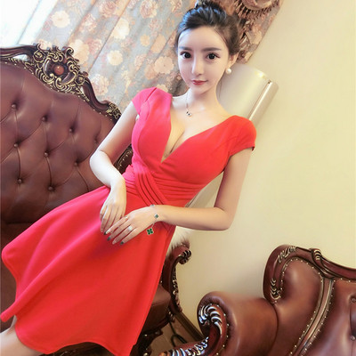 Rochie modernă de damă cu un decolteu adânc în alb, negru și roșu