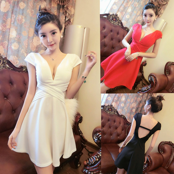 Rochie modernă de damă cu un decolteu adânc în alb, negru și roșu