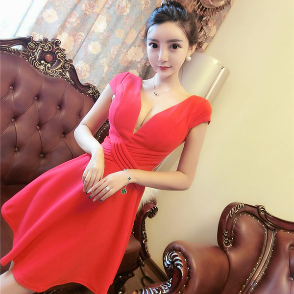 Rochie modernă de damă cu un decolteu adânc în alb, negru și roșu