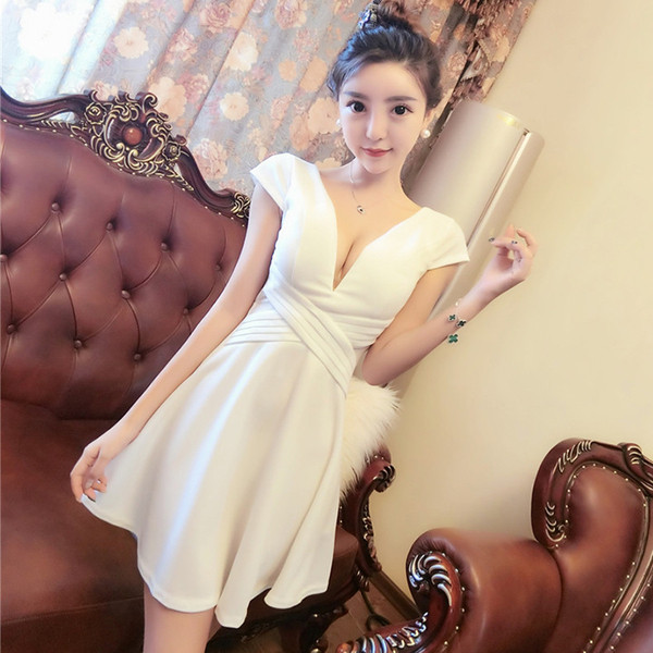 Rochie modernă de damă cu un decolteu adânc în alb, negru și roșu