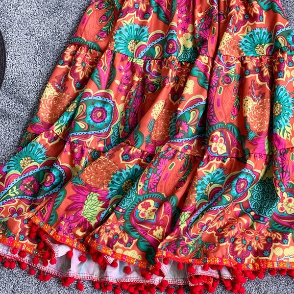 Színes női nyári ruha pántokkal