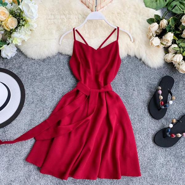 Modern női ruha piros színben, hátul kereszt pántokkal