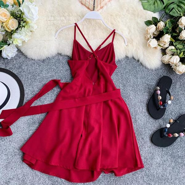 Modern női ruha piros színben, hátul kereszt pántokkal