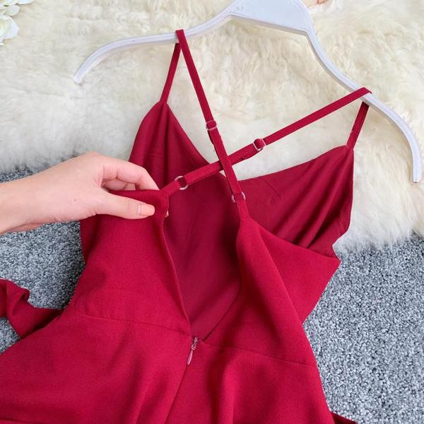 Modern női ruha piros színben, hátul kereszt pántokkal