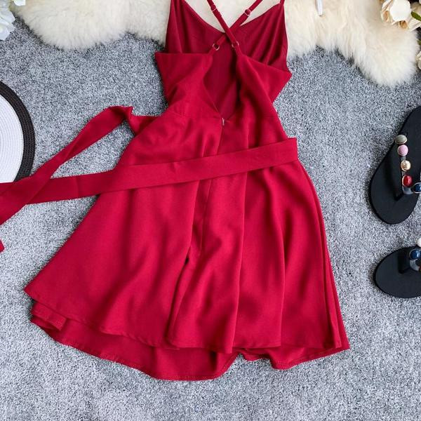 Modern női ruha piros színben, hátul kereszt pántokkal