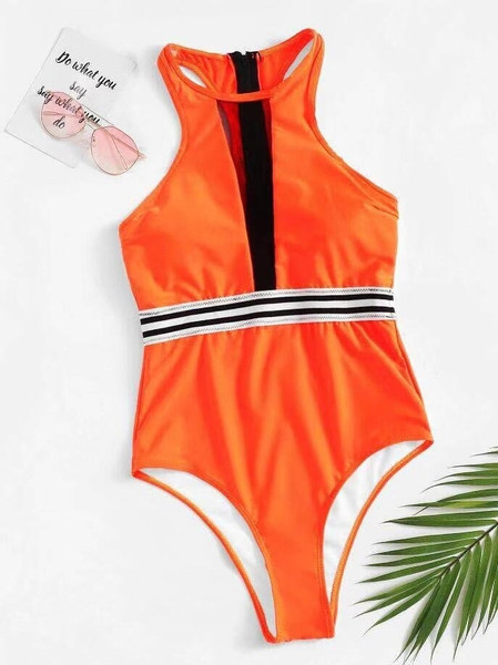 Costum de baie la modă în mai multe culori