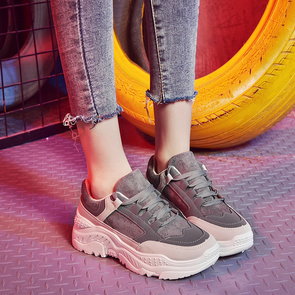 Αθλητικά γυναικεία παπούτσια με ψηλά πέλματα σε γκρι χρώμα