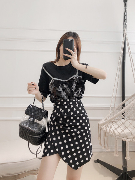 Modern női póló szett flitterekkel és szoknyával, két színben