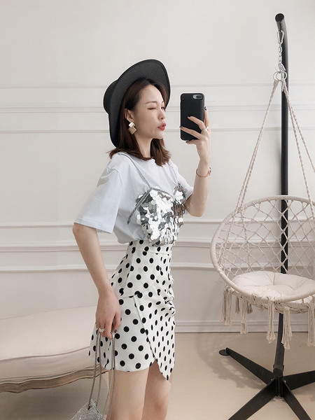 Modern női póló szett flitterekkel és szoknyával, két színben