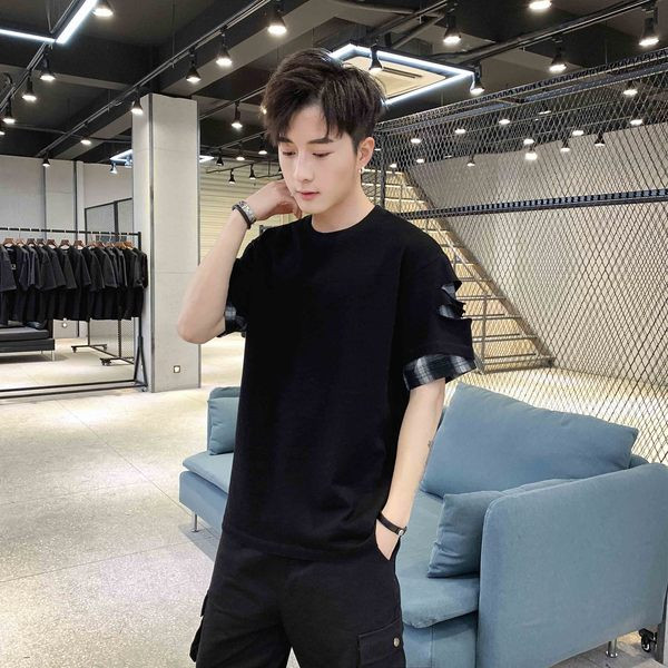 Modern férfi póló fekete-fehér színben, O-nyakkal