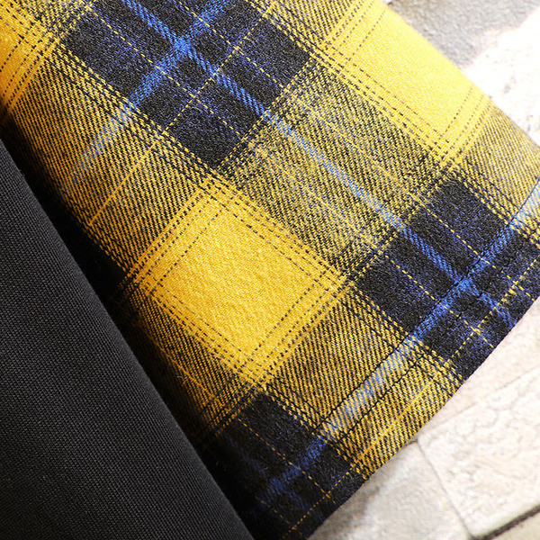 Jelenlegi férfi póló fehér és fekete színben, emblémával